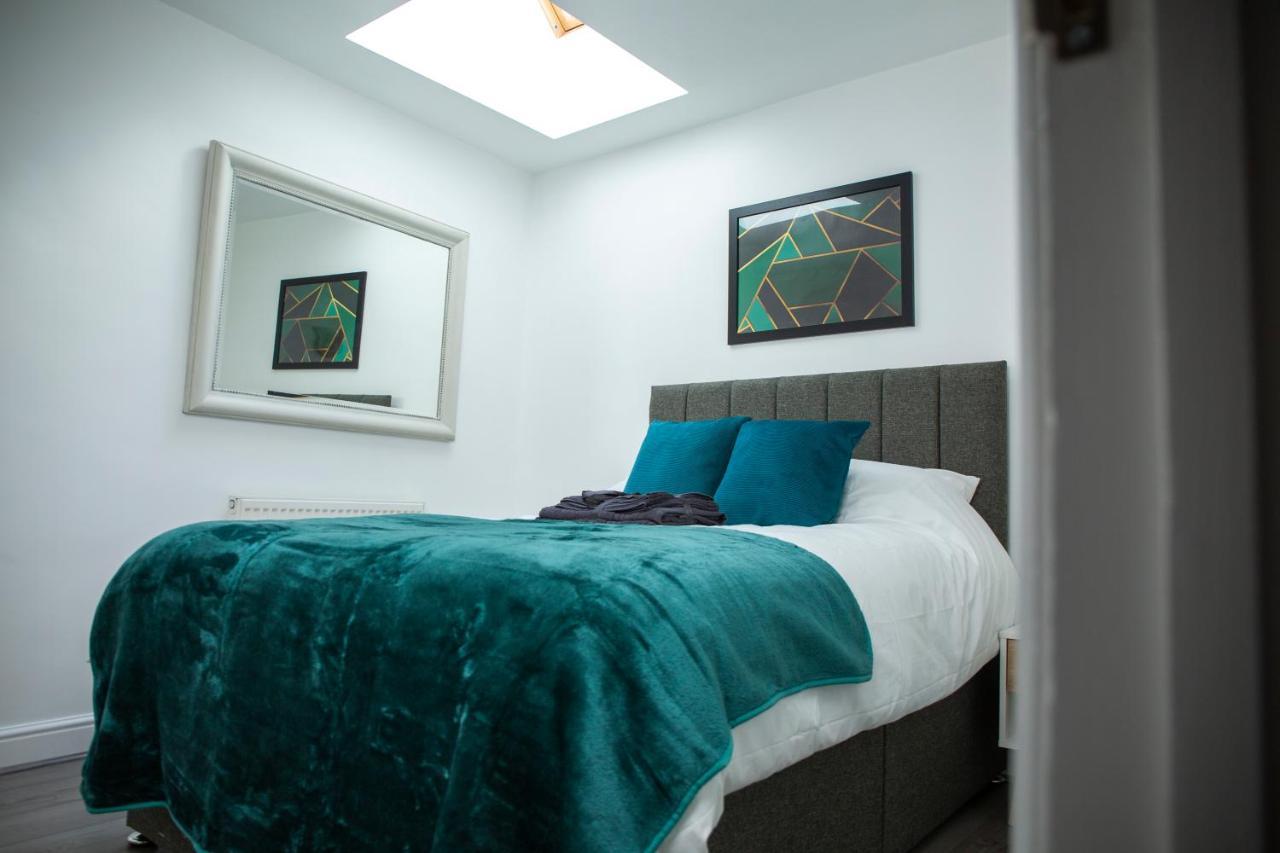 Modern Townhouse Apartment With Free Parking And Wifi Стратфорд-апон-Эйвон Экстерьер фото