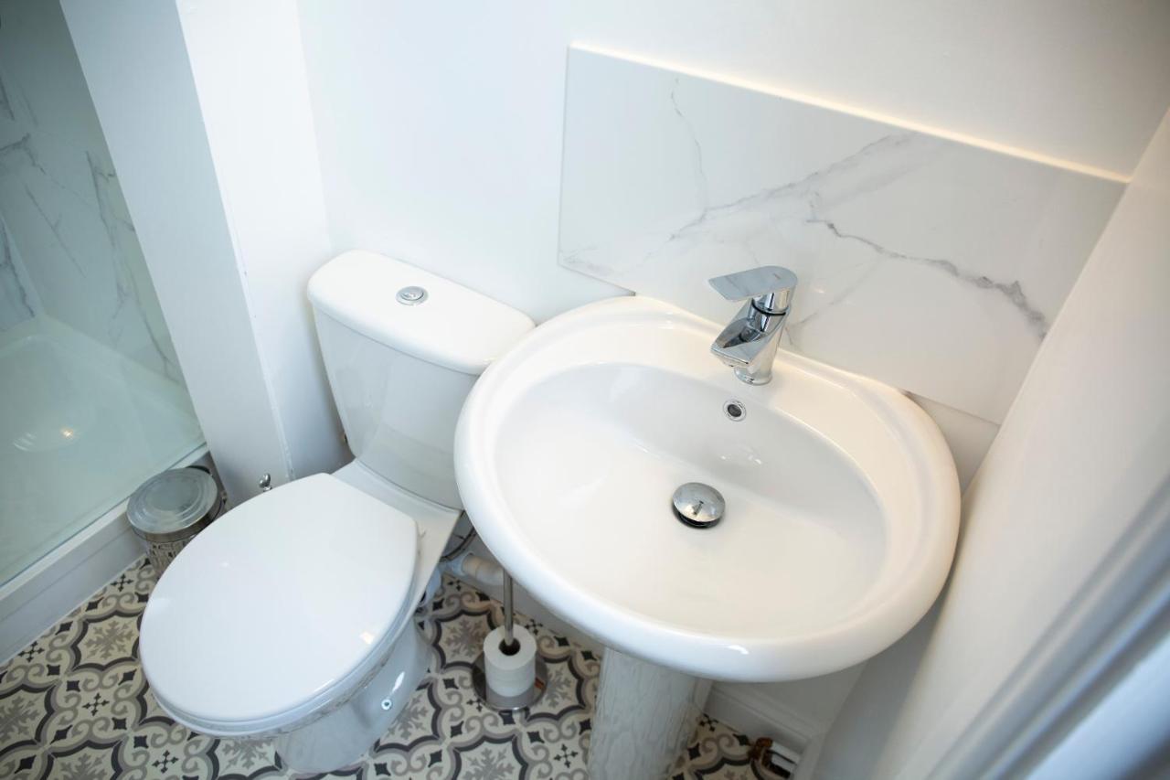 Modern Townhouse Apartment With Free Parking And Wifi Стратфорд-апон-Эйвон Экстерьер фото