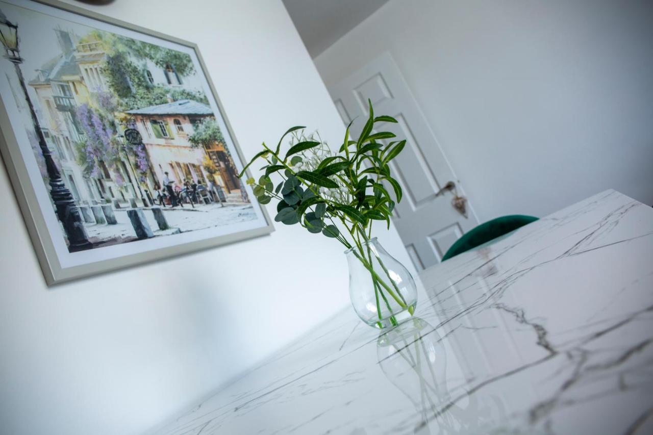 Modern Townhouse Apartment With Free Parking And Wifi Стратфорд-апон-Эйвон Экстерьер фото